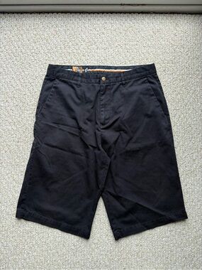 Volcom baggy Men's Black jorts Chino Shorts. Back pocket detail.